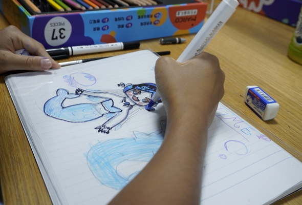 人魚とイルカの下絵を描いている様子